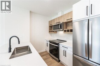 24 Union St E in Waterloo, ON - Building Photo - Building Photo