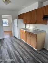 174 Seabreeze Way in Keansburg, NJ - Building Photo