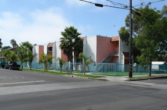 Colony Apartments in Oceanside, CA - Foto de edificio - Building Photo