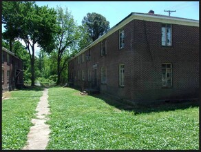 1304 E Broadway Ave in Forrest City, AR - Foto de edificio - Building Photo