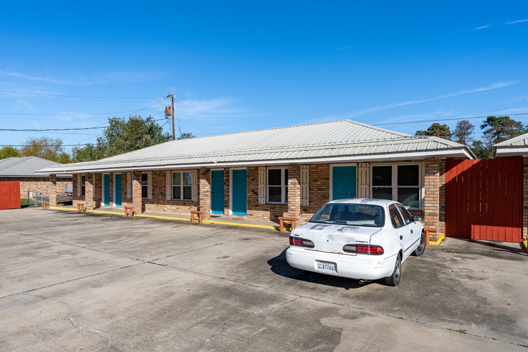 14207 W Club Deluxe Rd in Hammond, LA - Foto de edificio