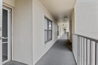 900 Cove Cay Dr in Clearwater, FL - Building Photo - Building Photo