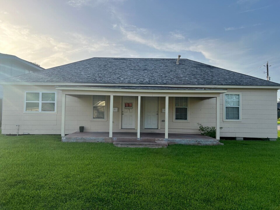 317 E B St in La Porte, TX - Building Photo