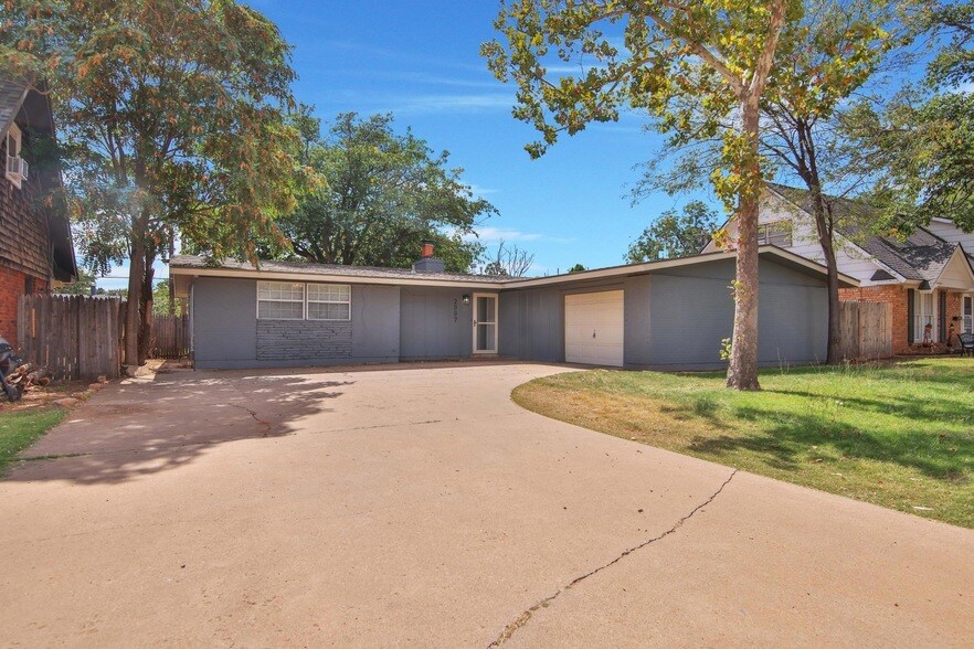 2007 68th St in Lubbock, TX - Building Photo