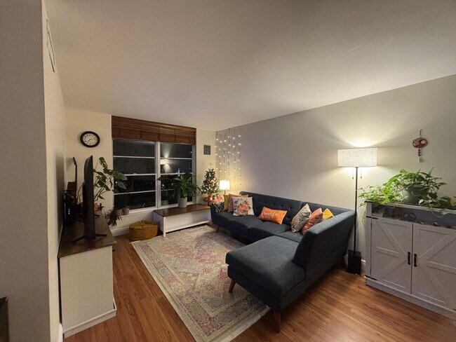 210 SW 11th St, Unit 409 in Miami, FL - Foto de edificio - Building Photo