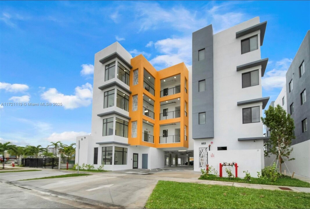 853 E 24th St in Hialeah, FL - Building Photo