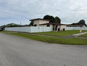 10865 Gibson Dr in Miami, FL - Building Photo - Building Photo