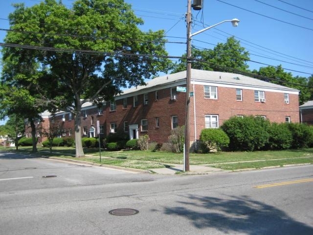 59-71 Charles St in Mineola, NY - Building Photo