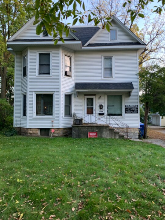 416 College Ave-Unit -B in Dekalb, IL - Building Photo