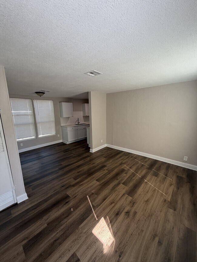 1557 N Volutsia in Wichita, KS - Building Photo - Building Photo