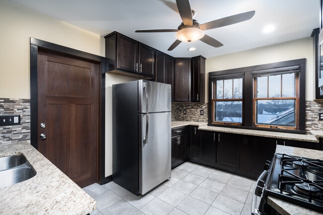 1298 N 68th St, Unit Upper in Wauwatosa, WI - Building Photo - Building Photo