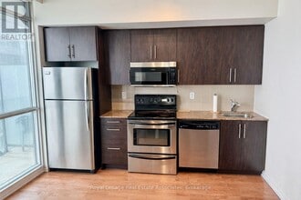 65 Bremner Blvd in Toronto, ON - Building Photo - Building Photo