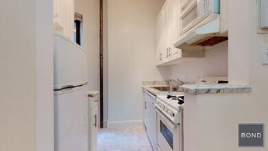240 E 83rd St in New York, NY - Building Photo - Building Photo
