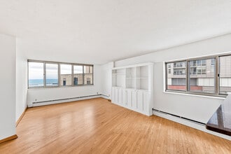 1919 N Summit Ave, Unit 8C in Milwaukee, WI - Building Photo - Building Photo