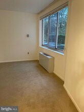 10401 Grosvenor Pl, Unit 328 in Rockville, MD - Foto de edificio - Building Photo