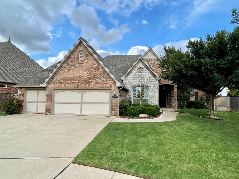 15608 Bending Oak Ct in Edmond, OK - Building Photo