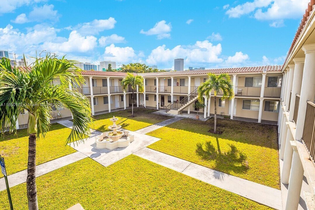 420 NW 10th St in Miami, FL - Building Photo