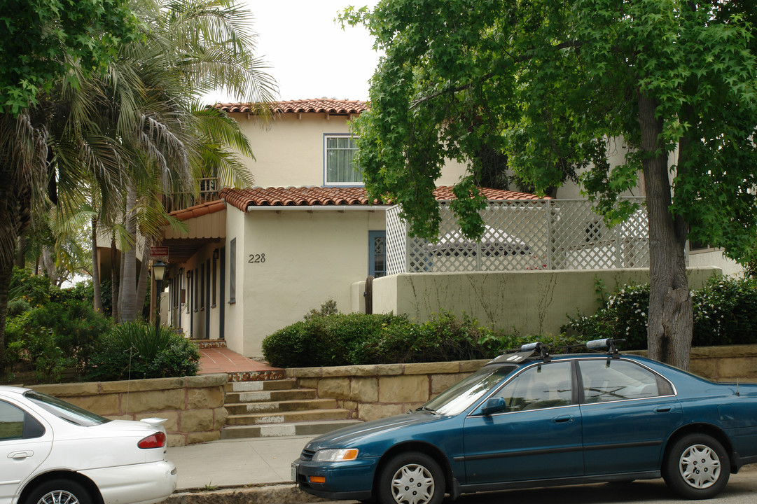 228 W Victoria St in Santa Barbara, CA - Building Photo