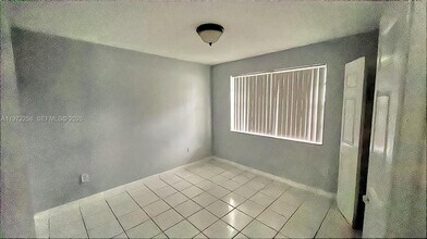 10900 NW 7th St in Miami, FL - Foto de edificio - Building Photo