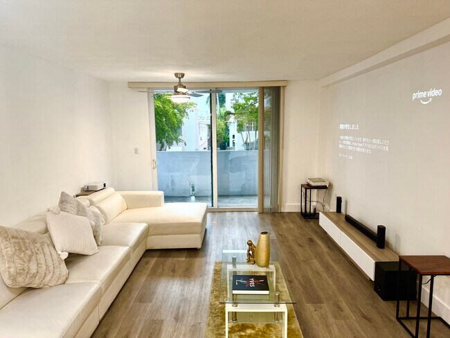 1045 10th St, Unit 206 in Miami Beach, FL - Foto de edificio - Building Photo