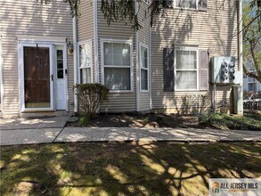 1001 Cypress Ln, Unit 1 in East Brunswick, NJ - Foto de edificio - Building Photo