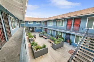 1495 Peterson Ave in Long Beach, CA - Foto de edificio - Building Photo