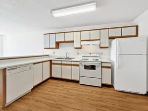 Crown Ridge Apartments in Minnetonka, MN - Building Photo - Building Photo