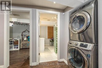 2362 Proudfoot Trail in Oakville, ON - Building Photo - Building Photo