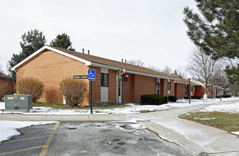 Charles Crest Apartments in Rossford, OH - Building Photo - Building Photo