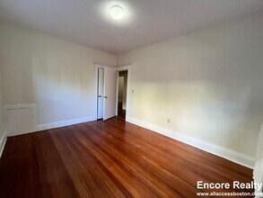 1789 Beacon St, Unit 4 in Brookline, MA - Foto de edificio - Building Photo