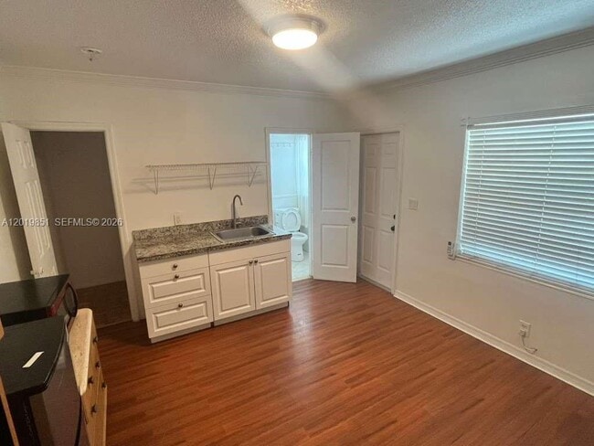 property at 919 N 19th Ave