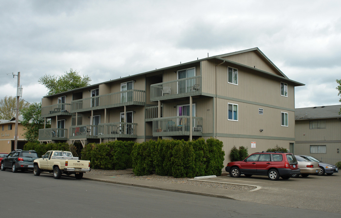 1215 NW 23rd St in Corvallis, OR - Building Photo