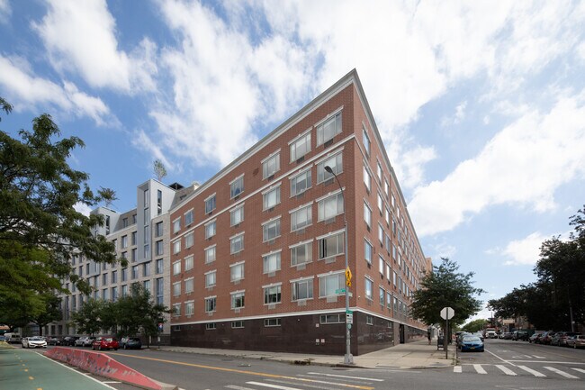 Hallets Cove in Long Island City, NY - Building Photo - Building Photo