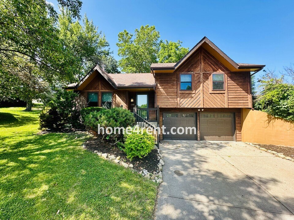 1333 Linden Rd in Liberty, MO - Foto de edificio
