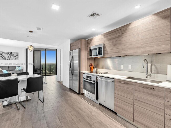 121 NE 34th St in Miami, FL - Building Photo - Building Photo