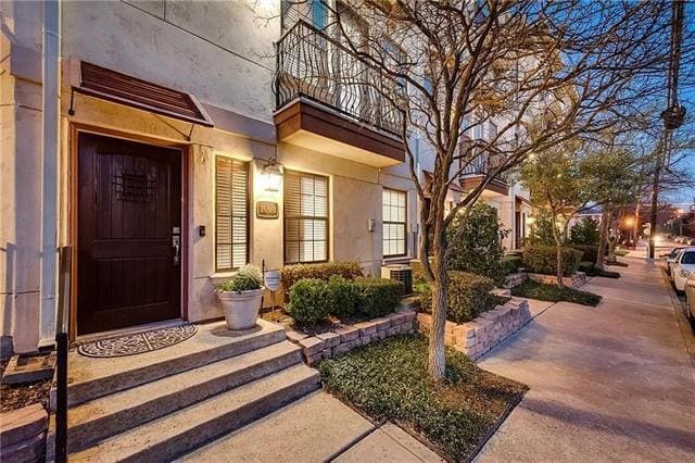 property at 1008 Pavillion St