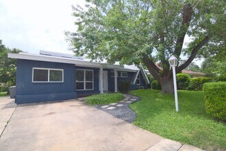 7513 Carriage Dr in Austin, TX - Building Photo - Building Photo