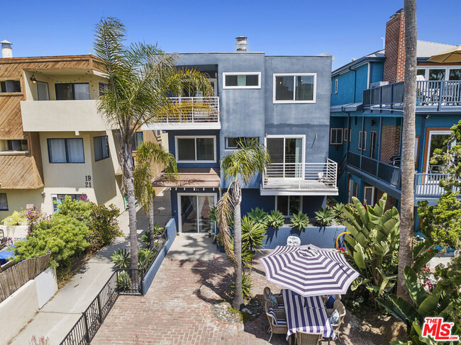 1 Buccaneer St in Marina Del Rey, CA - Building Photo - Building Photo