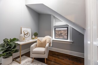 2031 W Moffat St, Unit 2 in Chicago, IL - Foto de edificio - Building Photo