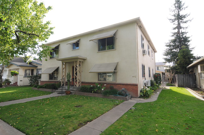 425 S School St in Lodi, CA - Foto de edificio - Building Photo