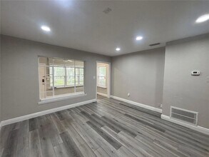 237 NE 11th Ave in Ocala, FL - Foto de edificio - Building Photo