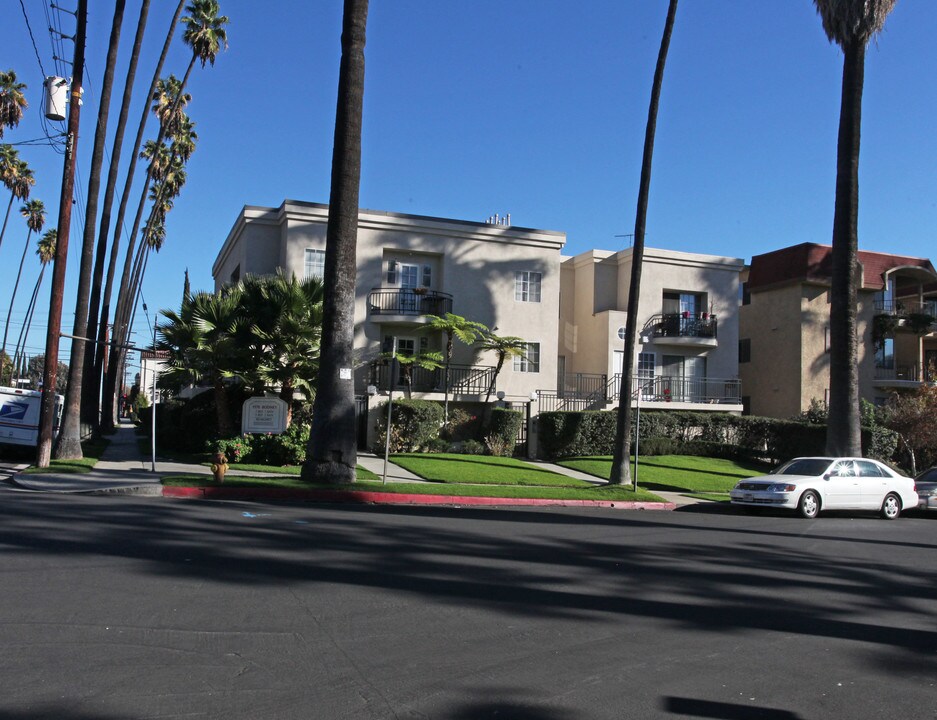 1970 Rodney Dr in Los Angeles, CA - Building Photo