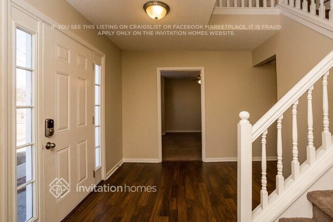 572 Lakewater View Dr in Stone Mountain, GA - Foto de edificio - Building Photo