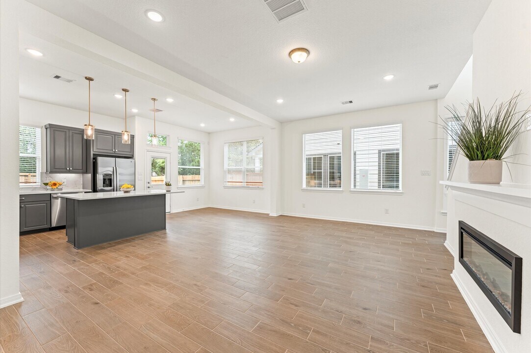 151 W Coralburst Lp in Montgomery, TX - Building Photo