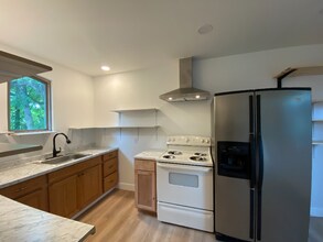 201 Harmons Way in San Marcos, TX - Foto de edificio - Building Photo