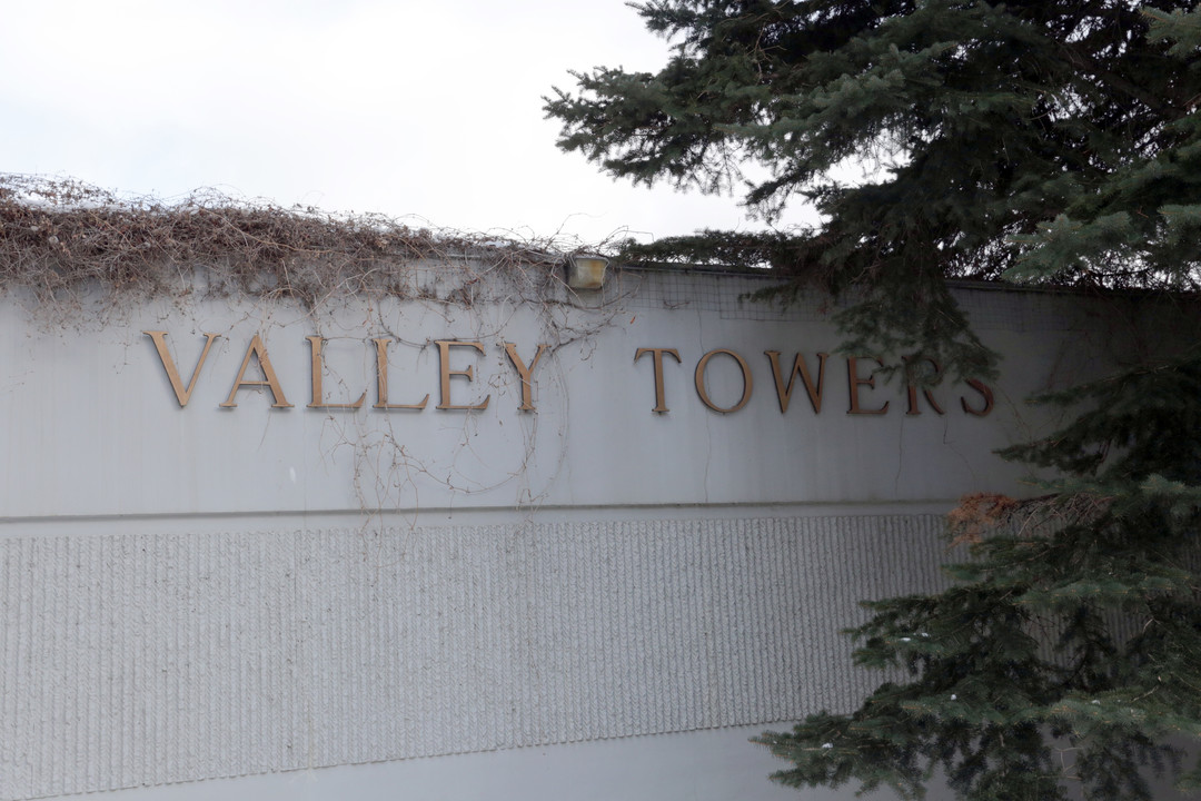 Valley Towers in Edmonton, AB - Building Photo