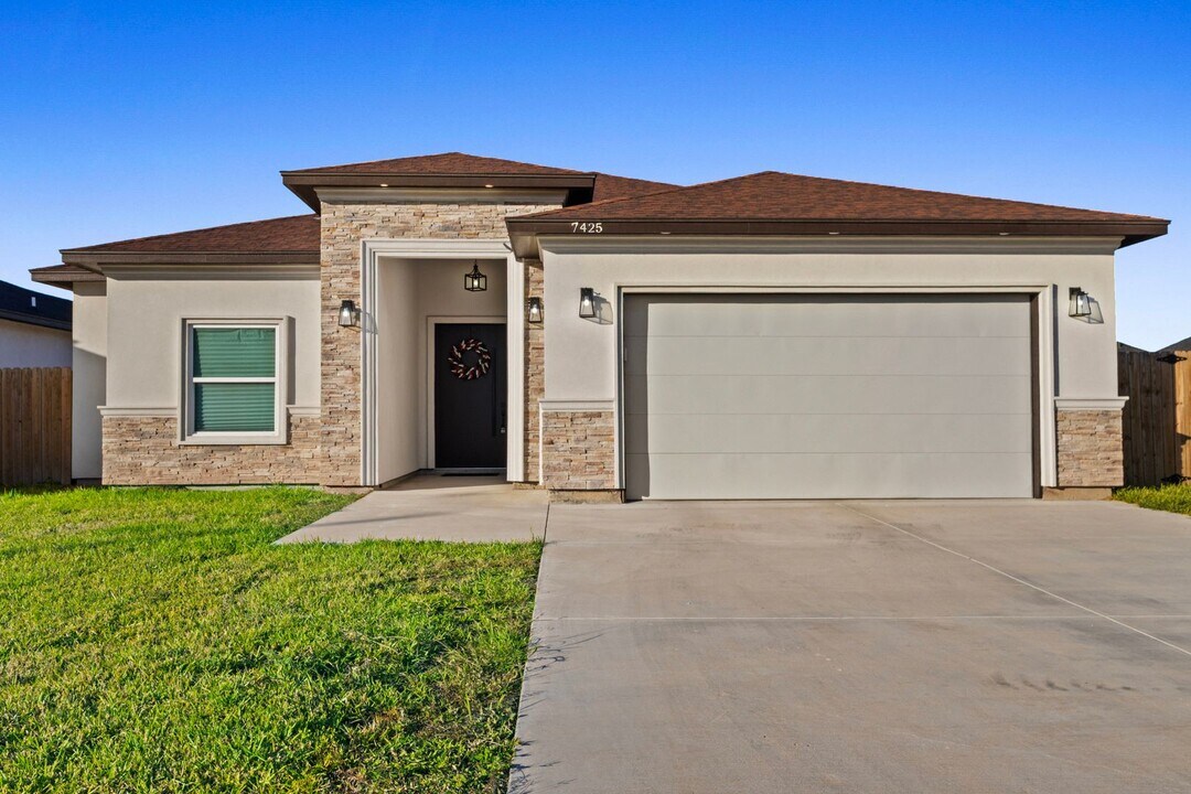 7425 Lake Havasu in Brownsville, TX - Building Photo