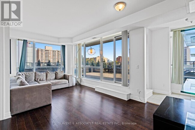 500-500 St Clair Ave W in Toronto, ON - Building Photo - Building Photo