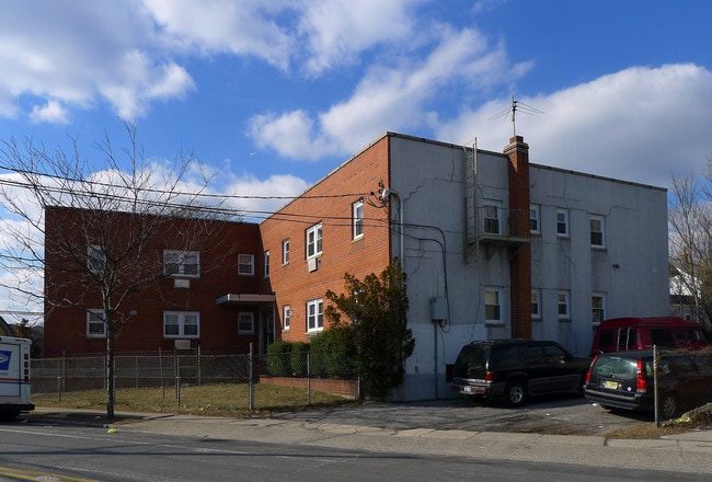 107 Broadway in Freeport, NY - Building Photo - Building Photo