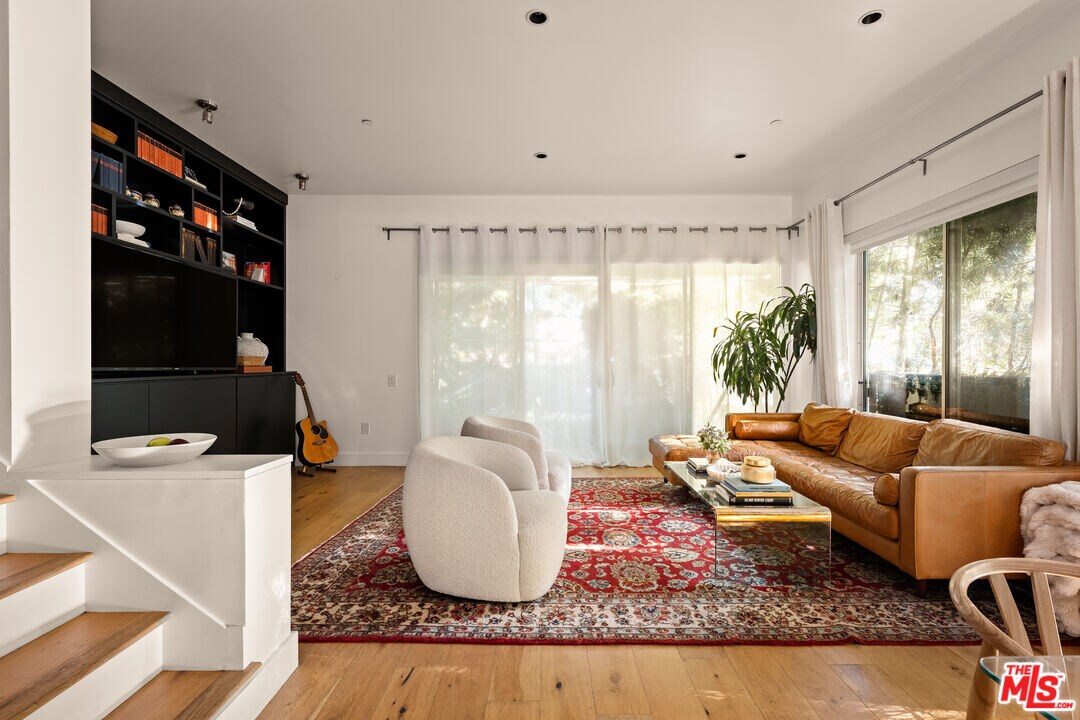 1200 N Sweetzer Ave in West Hollywood, CA - Foto de edificio